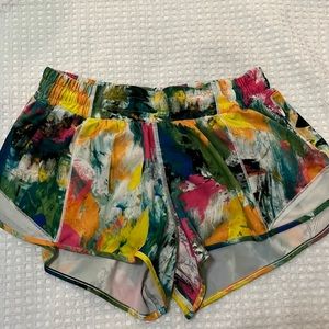 Limited edition Lululemon hotty hot 2.5”